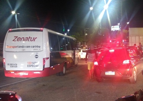 Moradores bloqueiam avenida de Manaus em protesto após 2 dias sem energia 