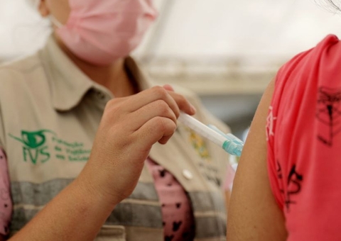 Amazonas reduz intervalo para dose de reforço contra covid em pessoas a partir de 60 anos