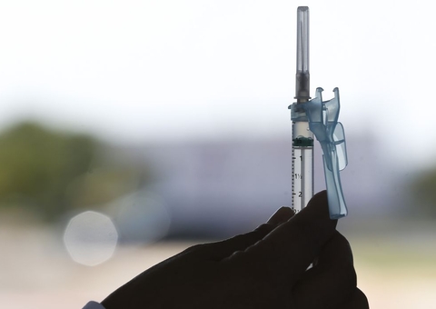 Estudo indica que vacinas aumentam proteção de quem já teve covid-19