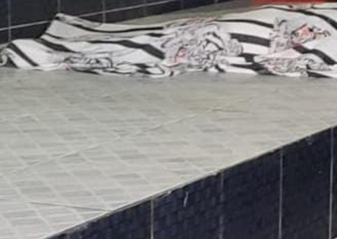 Homem morre em calçada de Manaus após ser surpreendido a tiros por assassinos