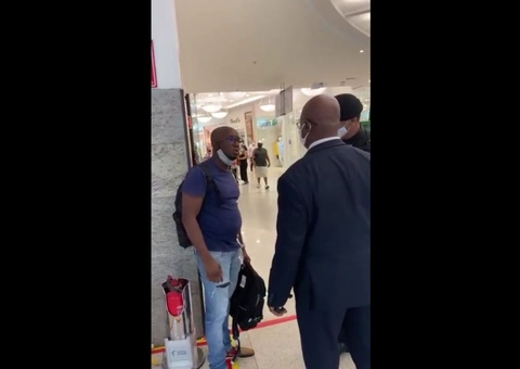 Homem negro é acusado por segurança em shopping de roubar a própria mochila