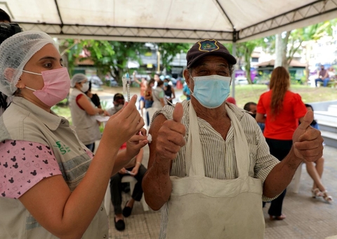 Carreta da vacinação deixa a Praça da Polícia para ser instalada em novo ponto em Manaus