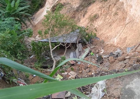 Famílias têm casas destruídas no Ano Novo após barranco ceder em Manaus