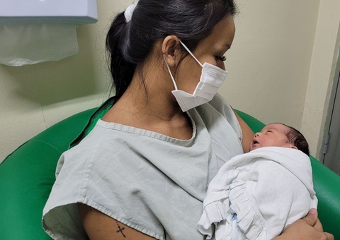 Primeiro bebê de 2022 nasce sob queima de fogos em Manaus 