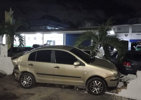 Motorista bêbado invade pátio de delegacia e destrói carros em Manaus 