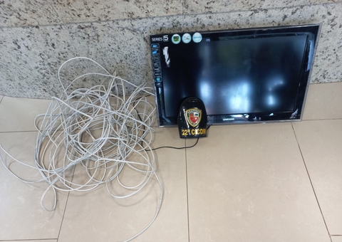 Homem é preso e levado para a PF após roubar Caixa Econômica em Manaus