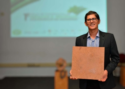 Professor da UEA apresenta em feira nacional móveis produzidos com fibra de açaí