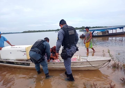 Mulher entra em trabalho de parto e dá à luz em bote no Amazonas