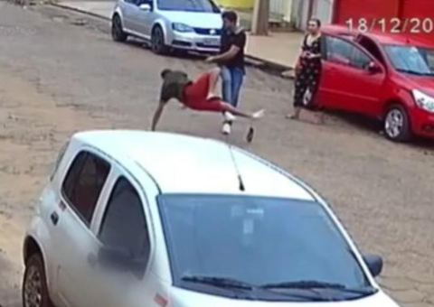 Casal que espancou e acusou jovem negro de roubar o próprio carro pode responder por tentativa de homicídio