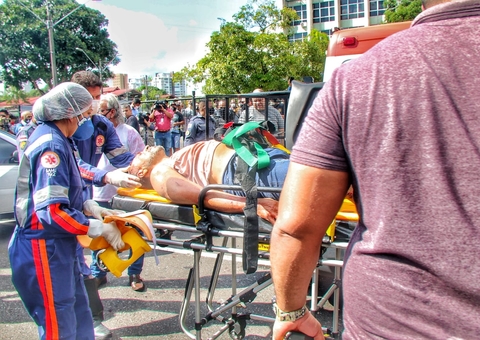 Segundo detento baleado em viatura morre em hospital de Manaus