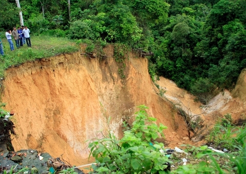 Cerca de 130 crateras formadas em barrancos ameaçam casas em Manaus