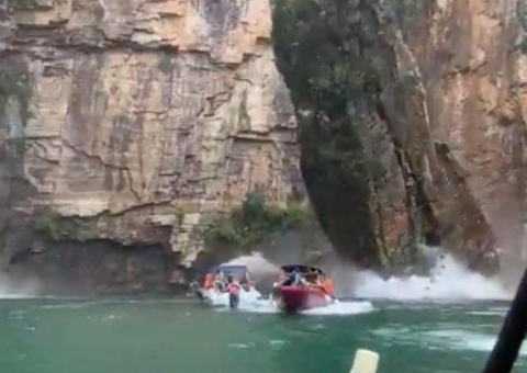 Vídeo: Rocha gigante despenca em cima de turistas em lanchas, em Capitólio