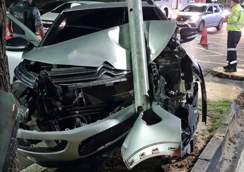 Carro fica destruído após motorista perder controle e bater contra semáforo em Manaus