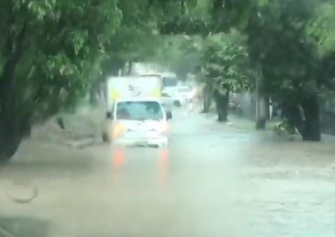 Carros ficam parcialmente debaixo da água após avenida alagar em Manaus