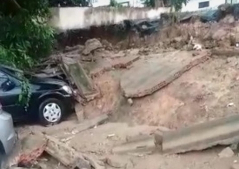 Muro desaba após chuva, atinge carro e lama invade casas em Manaus