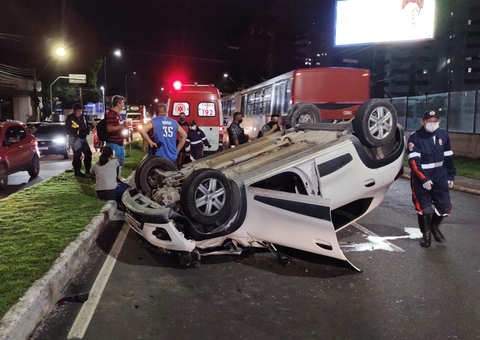 Carreta atinge carro e faz veículo capotar durante corrida de app em Manaus; motorista fugiu
