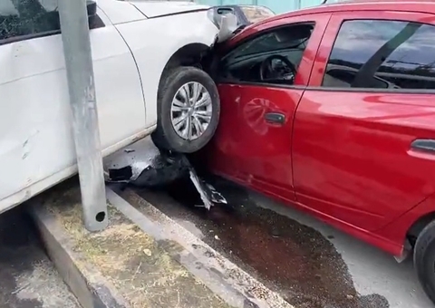 Motorista invade canteiro, atinge carro e deixa trânsito caótico em avenida de Manaus