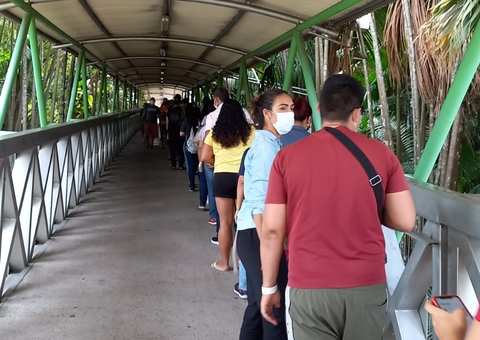 Covid: Milhares de pessoas lotam Centro de Testagem no 2º dia de funcionamento em Manaus