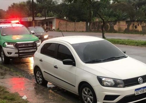Carro usado por criminosos em roubos é apreendido em Manaus
