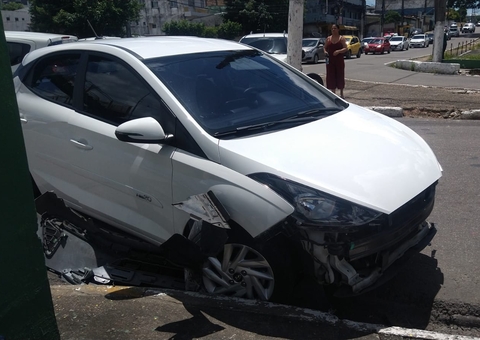 Carro é arremessado contra poste após colisão em Manaus; Casal está ferido