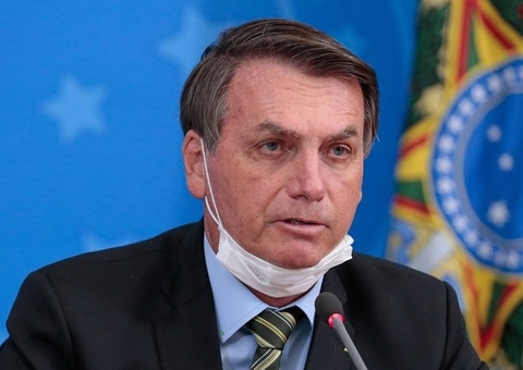 Após minimizar Ômicron, Bolsonaro promove autoteste de Covid