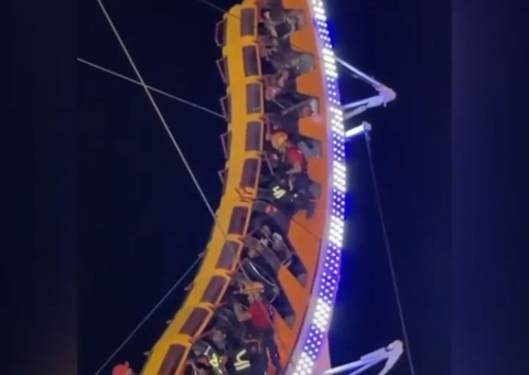 Brinquedo trava 'no ar' no Mirage Park e visitantes acabam resgatados por Bombeiros