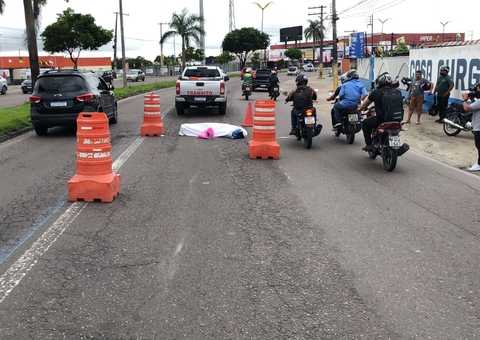 Motociclista morre ao ser arrastado por van no meio de avenida em Manaus