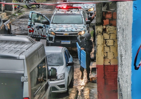 Homem que mantém família refém matou ex-esposa com filha no colo em Manaus