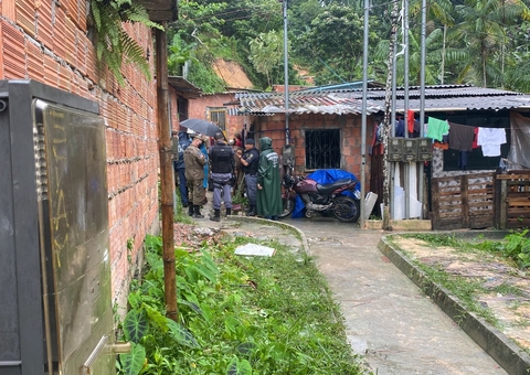 Casa desaba e deixa família soterrada durante chuva em Manaus; vídeo