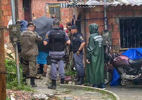 Menina de 7 anos morre soterrada após casa desabar durante chuva em Manaus