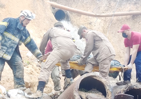 Mulher morre soterrada após deslizamento de terra causado por chuva atingir casa em Manaus