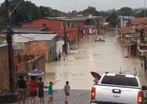 Micro-Ônibus fica preso em rua alagada após forte chuva em Manaus; Vídeo