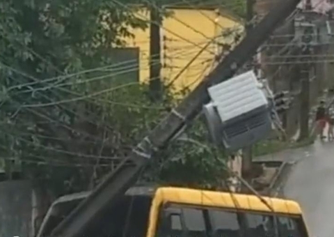Amarelinho bate em poste e derruba fios de energia em rua de Manaus; Vídeo
