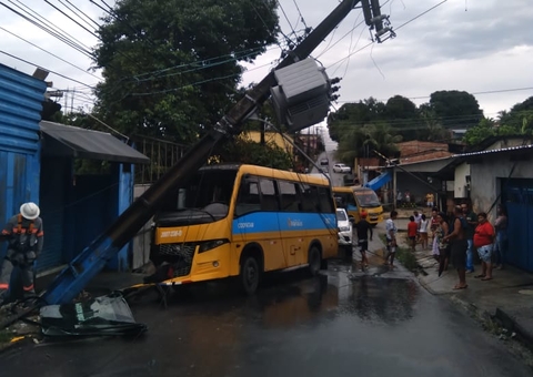Moradores ficam sem energia elétrica após amarelinho atingir poste em Manaus