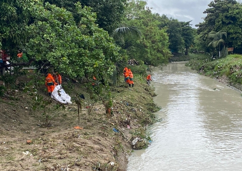 Após igarapé transbordar com forte chuva, local passa por limpeza em Manaus