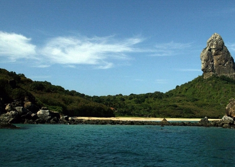 Fernando de Noronha passa a exigir dose de reforço de visitantes
