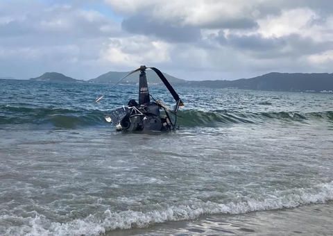 Três pessoas ficam feridas após helicóptero cair no mar em praia de Florianópolis