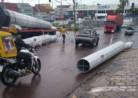 Carga despenca de caminhão e por pouco não esmaga carros em Manaus