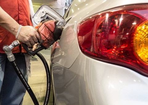 Bolsonaro negocia PEC para zerar impostos sobre combustíveis