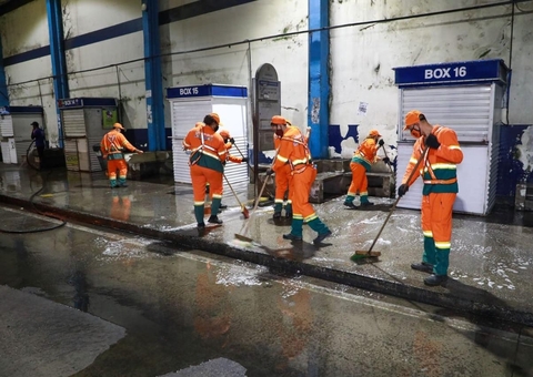 Terminais de ônibus em Manaus passam por lavagem e sanitização para combater a Covid