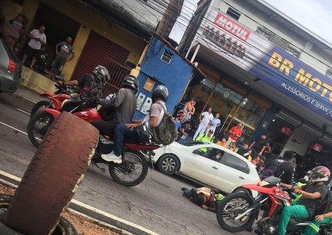 Mototaxista é atingido por carro durante corrida com passageira em Manaus; estado é grave 