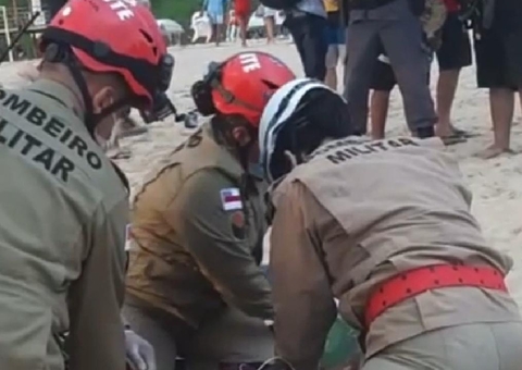 Em Manaus, jovem é socorrida após entrar em coma alcóolico na praia da Ponta Negra