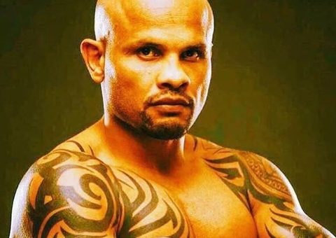 Ex-lutador de MMA é encontrado morto a facadas em frente a bar