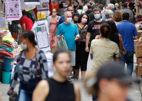 Em 24 horas, Brasil registrou mais 135.080 casos de covid-19