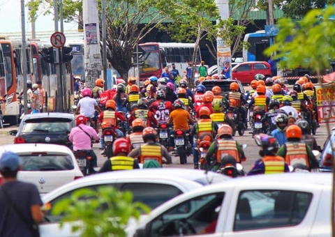 Mototaxistas bloqueiam rotatória de Manaus após morte de colega por 'amarelinho'