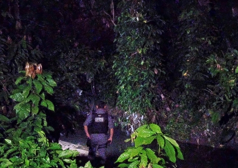 Com faca cravada no peito, homem é encontrado morto dentro de igarapé em Manaus