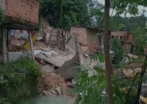 Vídeo impressionante mostra casa de 2 andares desabando em Manaus