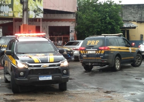 Estrangeiros ilegais são barrados na BR-174 em Manaus; PRF suspeita de tráfico de pessoas