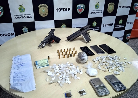 Com lista de devedores, grupo é flagrado em kitnet com armas e drogas em Manaus