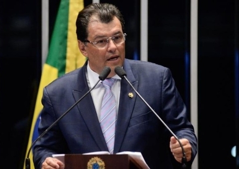 Justiça manda Ronaldo Tiradentes retirar notícias de outdoors sobre Eduardo Braga